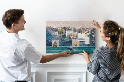 Tableau de liège Une baleine qui saute dans un fjord de montagne.