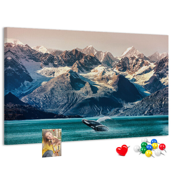 Tableau de liège Une baleine qui saute dans un fjord de montagne.