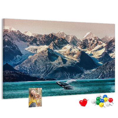 Tableau de liège Une baleine qui saute dans un fjord de montagne.