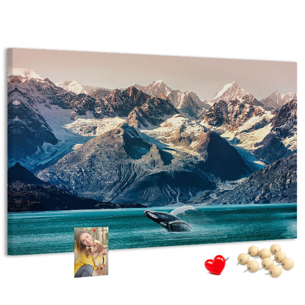 Tableau de liège Une baleine qui saute dans un fjord de montagne.