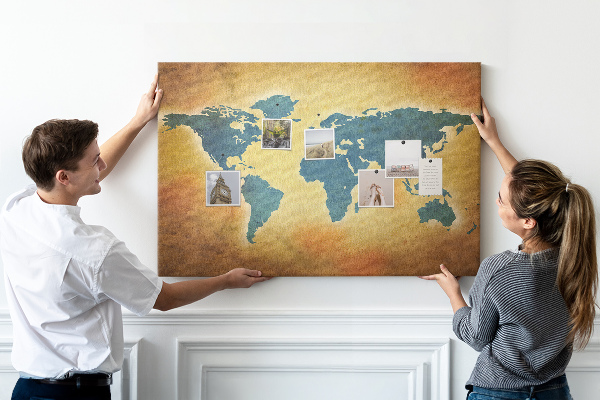 Tableau en liège Carte du monde sur fond de papier brun.