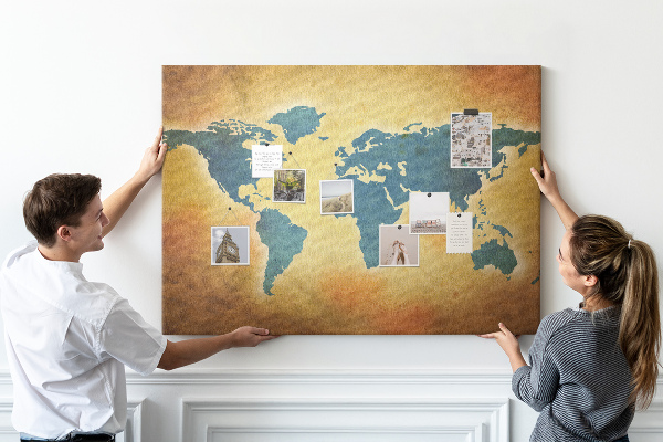 Tableau en liège Carte du monde sur fond de papier brun.