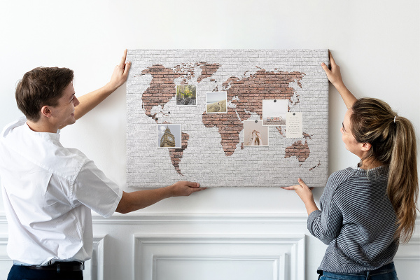 Tableau affichage liège Carte du monde sur fond de mur de briques