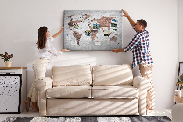 Tableau affichage liège Carte du monde sur fond de mur de briques