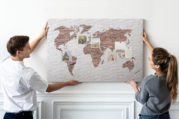 Tableau affichage liège Carte du monde sur fond de mur de briques