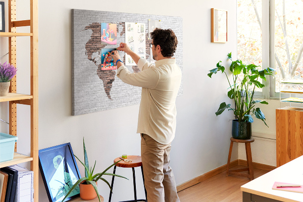 Tableau affichage liège Carte du monde sur fond de mur de briques