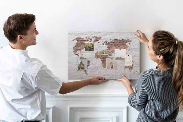 Tableau affichage liège Carte du monde sur fond de mur de briques