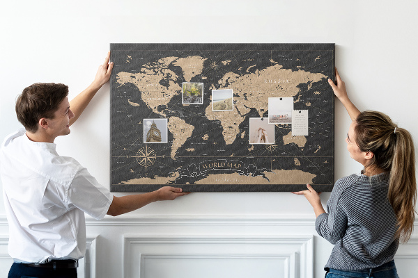 Tableau de liège Carte du monde noire avec des accents dorés