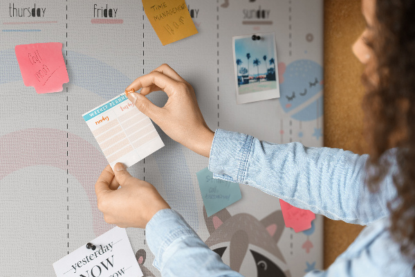 Tableau en liège Agenda hebdomadaire avec de joyeux ratons laveurs