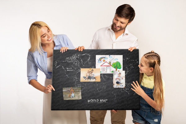 Tableau en liège Carte du monde sur fond noir