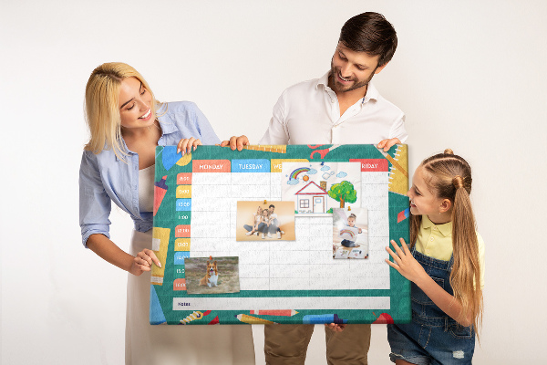 Tableau en liège Un planning hebdomadaire créatif avec des touches de couleur