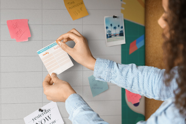Tableau en liège Un planning hebdomadaire créatif avec des touches de couleur