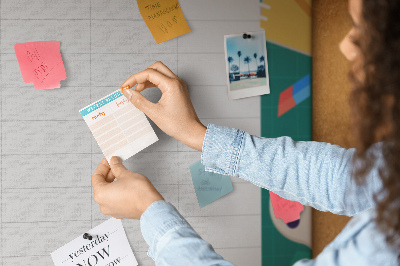 Tableau en liège Un planning hebdomadaire créatif avec des touches de couleur