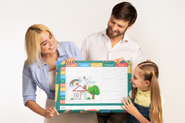 Tableau en liège Un planning hebdomadaire créatif avec des touches de couleur