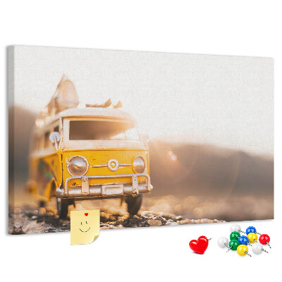 Tableau de liège Un bus jaune dans la lueur du soleil couchant