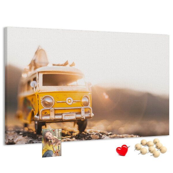 Tableau de liège Un bus jaune dans la lueur du soleil couchant