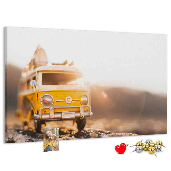 Tableau de liège Un bus jaune dans la lueur du soleil couchant