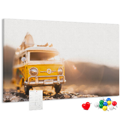 Tableau de liège Un bus jaune dans la lueur du soleil couchant