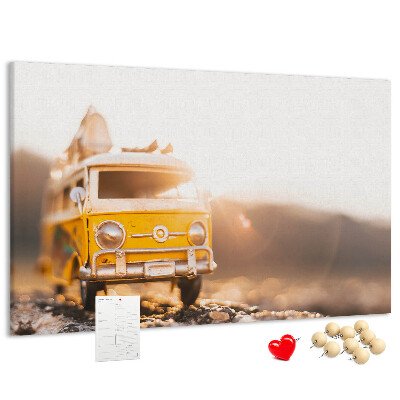 Tableau de liège Un bus jaune dans la lueur du soleil couchant