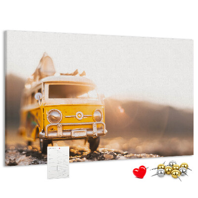 Tableau de liège Un bus jaune dans la lueur du soleil couchant
