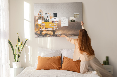 Tableau de liège Un bus jaune dans la lueur du soleil couchant