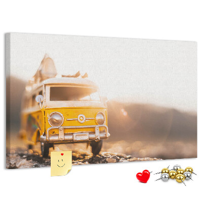 Tableau de liège Un bus jaune dans la lueur du soleil couchant