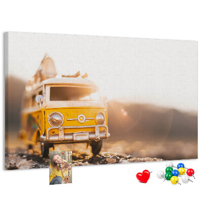 Tableau de liège Un bus jaune dans la lueur du soleil couchant