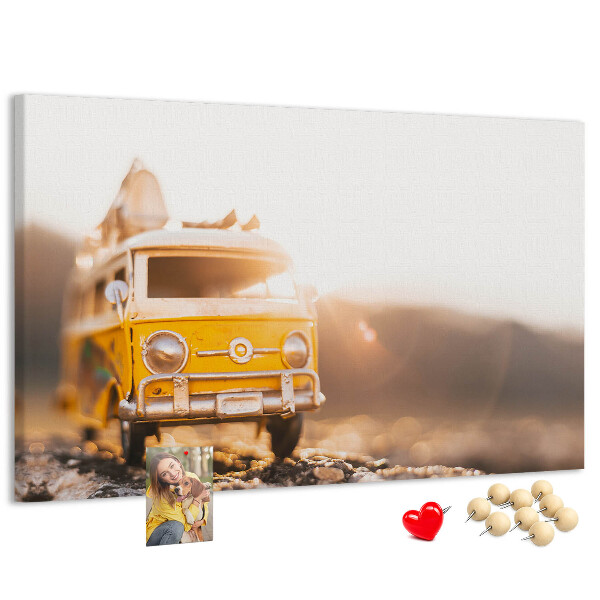 Tableau de liège Un bus jaune dans la lueur du soleil couchant