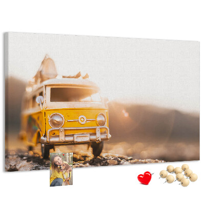 Tableau de liège Un bus jaune dans la lueur du soleil couchant
