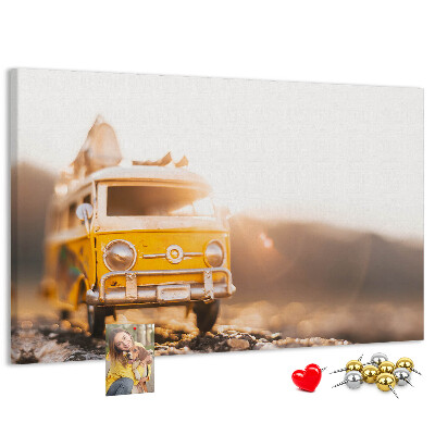 Tableau de liège Un bus jaune dans la lueur du soleil couchant
