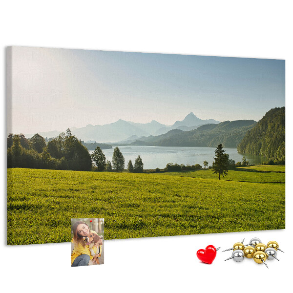 Tableau de liège Paysage de montagne pittoresque au bord du lac.