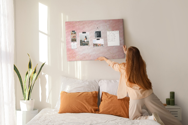 Tableau en liège Fond rose avec de délicats accents dorés