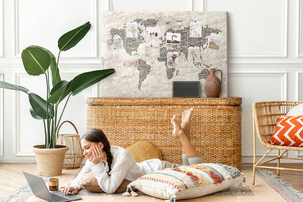 Tableau en liège Carte du monde avec texture de journal.