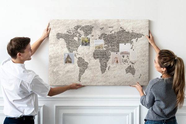 Tableau en liège Carte du monde avec texture de journal.