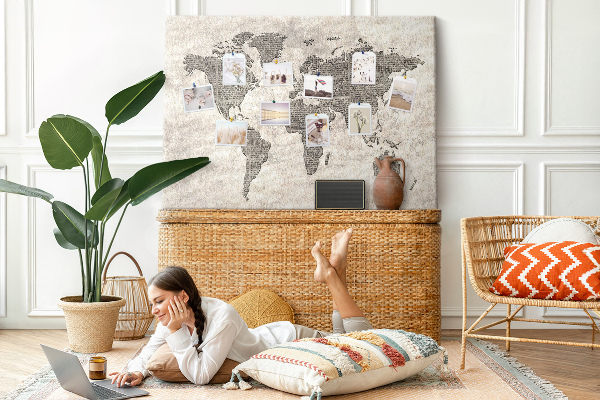 Tableau en liège Carte du monde avec texture de journal.