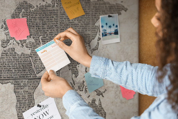 Tableau en liège Carte du monde avec texture de journal.