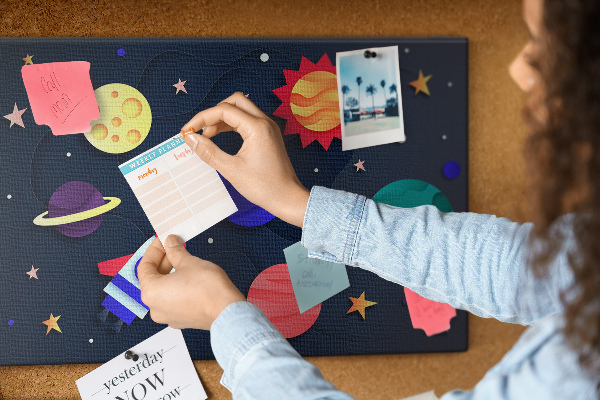 Tableau de liège Un voyage spatial à travers des planètes colorées