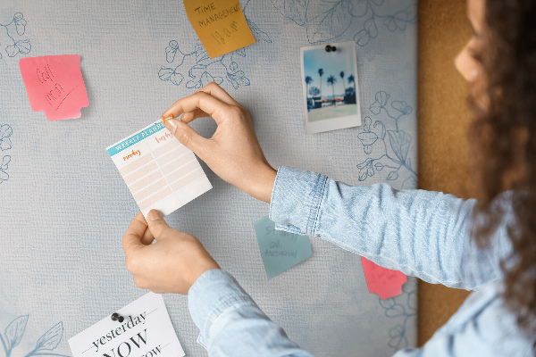 Tableau affichage liège Délicats motifs floraux en arrière-plan