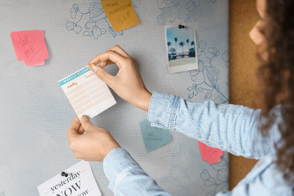 Tableau affichage liège Délicats motifs floraux en arrière-plan