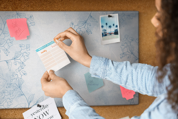 Tableau affichage liège Délicats motifs floraux en arrière-plan