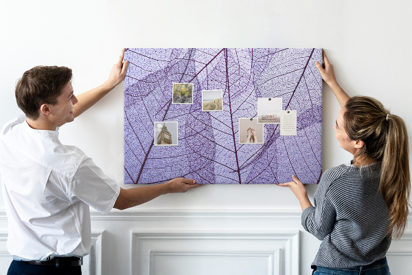 Tableau affichage liège Un délicat motif de feuilles sur fond violet