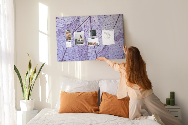 Tableau affichage liège Un délicat motif de feuilles sur fond violet