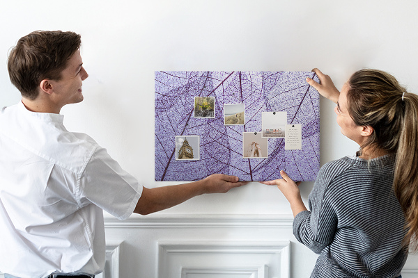 Tableau affichage liège Un délicat motif de feuilles sur fond violet