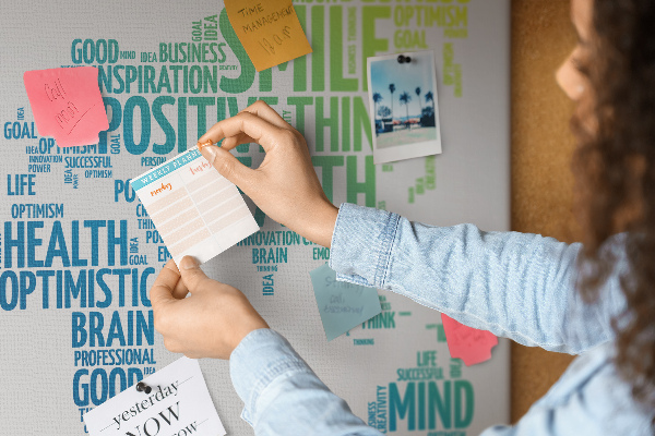Tableau en liège Mots clés liés à la pensée positive.