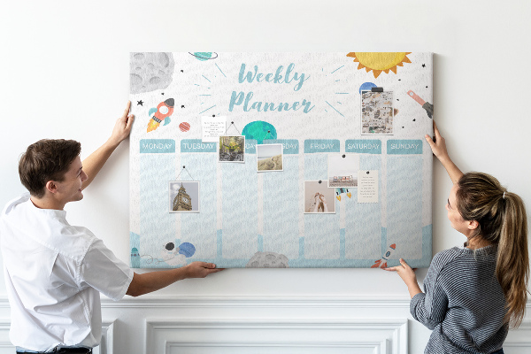 Tableau en liège Calendrier spatial hebdomadaire avec des fusées