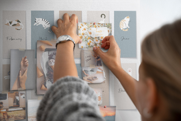 Tableau en liège Calendrier avec de jolies illustrations d'animaux de compagnie