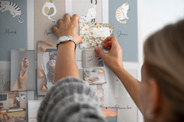 Tableau en liège Calendrier avec de jolies illustrations d'animaux de compagnie
