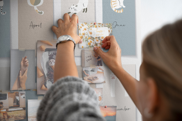 Tableau en liège Calendrier avec de jolies illustrations d'animaux de compagnie