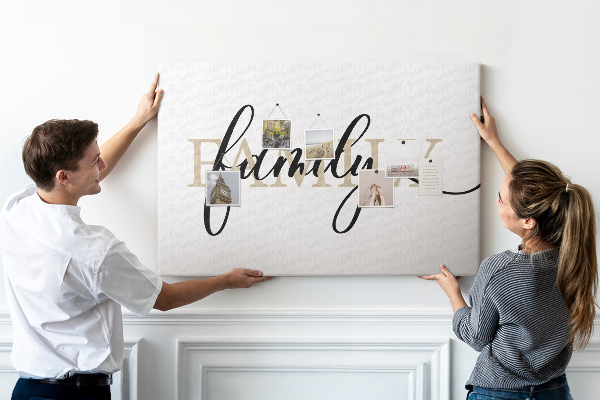 Tableau en liège Inscription « famille » stylisée sur fond blanc