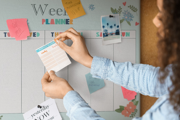 Tableau en liège Agenda hebdomadaire floral aux détails colorés